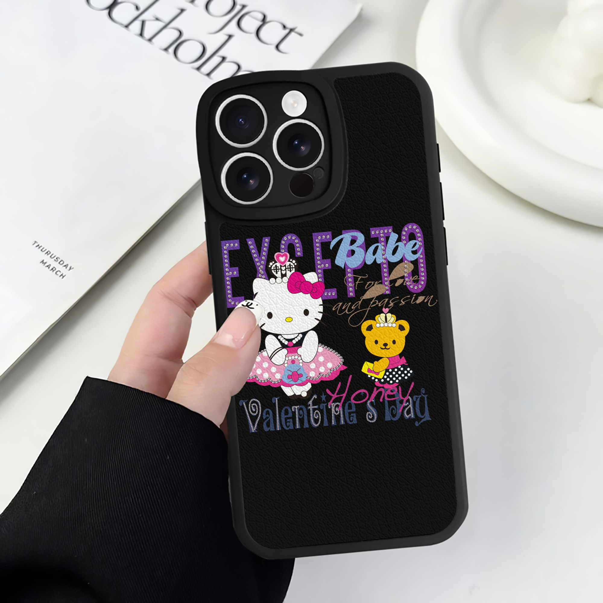 （画像用） Hello Kitty ハローキティ 【iPhone 16シリーズ対応】シリコンスマホケース（レザー調） 材質：シリコン
